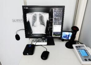 Doctor's workstation — 19-inch LCD with chest image on screen